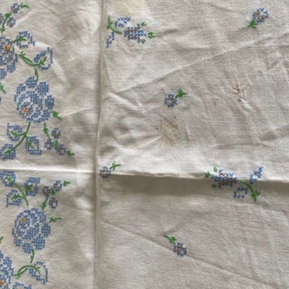 Adoption fundraiser-Vintage table cloth and napkins - Picture 5 of 8